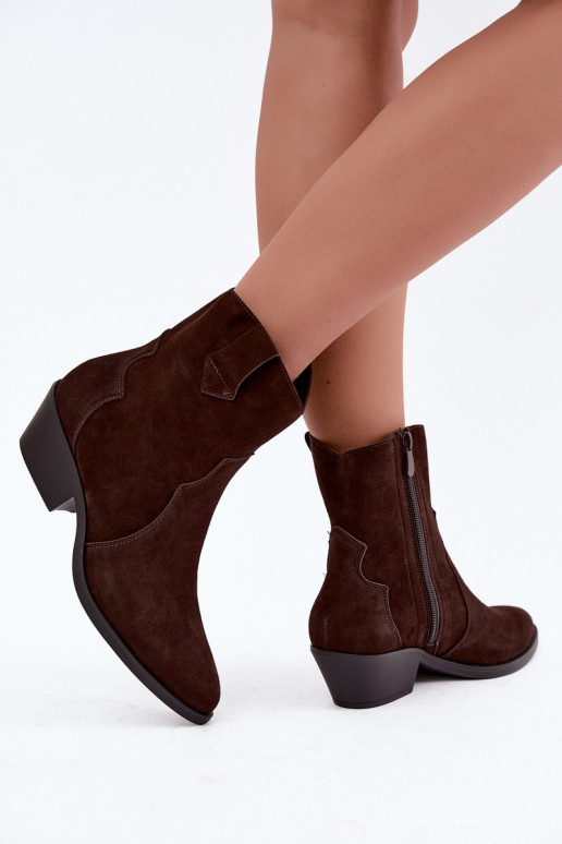 Botas de estilo cowboy em camurça sintética com saltos na cor marrom Daliae