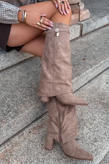 Botas longas aquecidas com saltos e decoração dourada embutida na cor areia Danessa