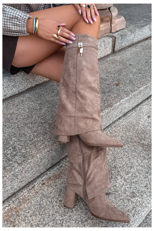 Botas longas aquecidas com saltos e decoração dourada embutida na cor areia Danessa