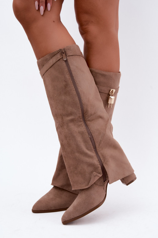Botas longas aquecidas com saltos e decoração dourada embutida na cor areia Danessa
