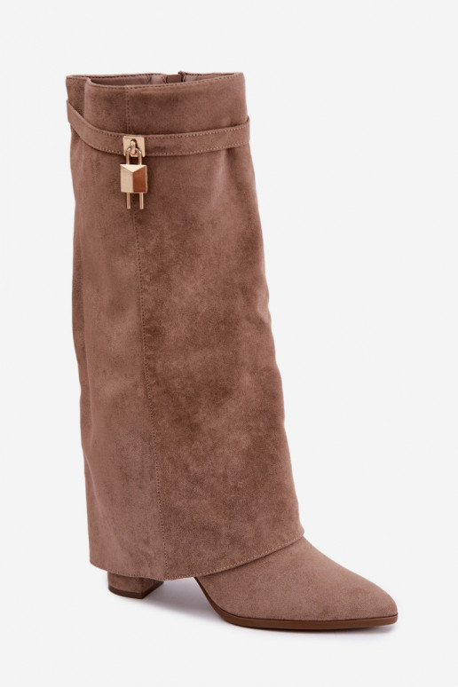 Botas longas aquecidas com saltos e decoração dourada embutida na cor areia Danessa