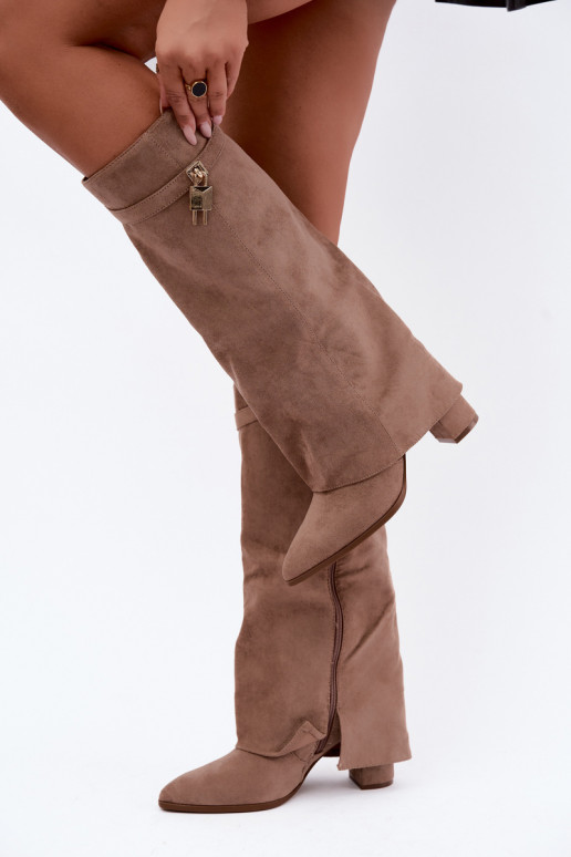 Botas longas aquecidas com saltos e decoração dourada embutida na cor areia Danessa