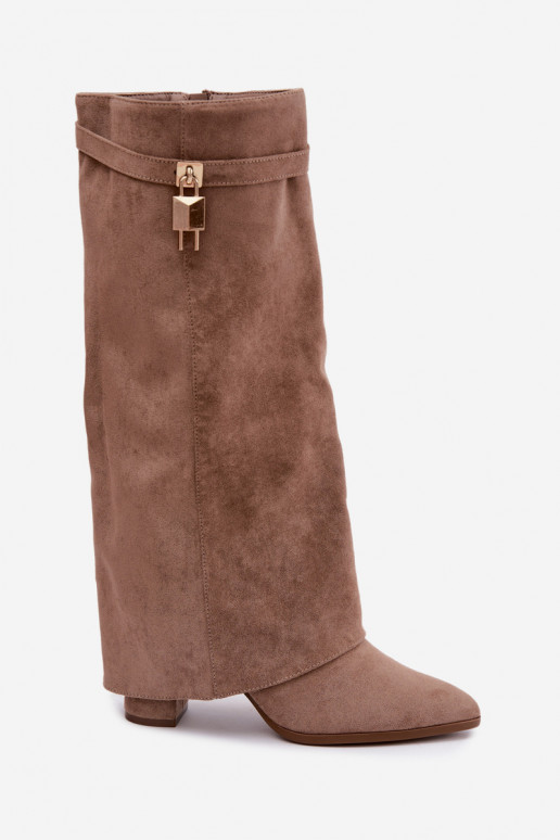 Botas longas aquecidas com saltos e decoração dourada embutida na cor areia Danessa