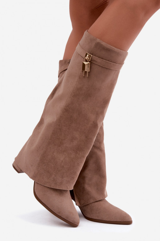 Botas longas aquecidas com saltos e decoração dourada embutida na cor areia Danessa