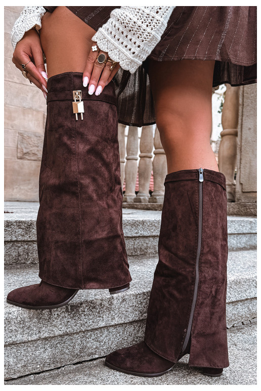 Botas longas aquecidas com saltos e decoração dourada embutida na cor marrom Danessa