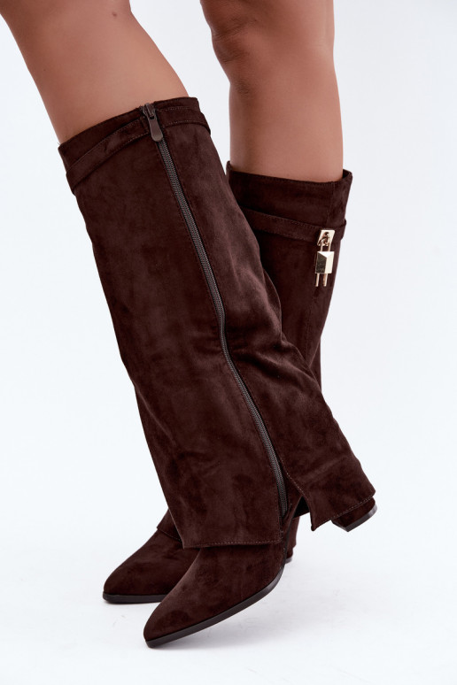 Botas longas aquecidas com saltos e decoração dourada embutida na cor marrom Danessa