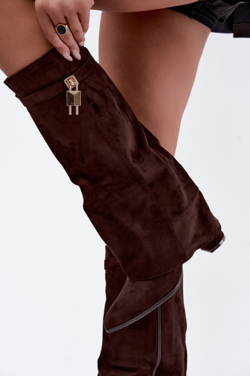 Botas longas aquecidas com saltos e decoração dourada embutida na cor marrom Danessa