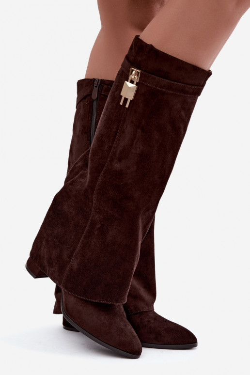 Botas longas aquecidas com saltos e decoração dourada embutida na cor marrom Danessa