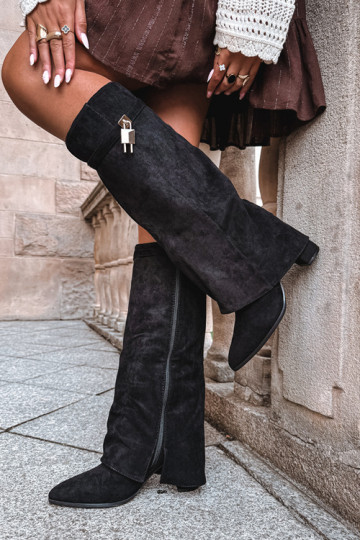 Botas longas aquecidas com saltos e decoração dourada embutida na cor preta Danessa