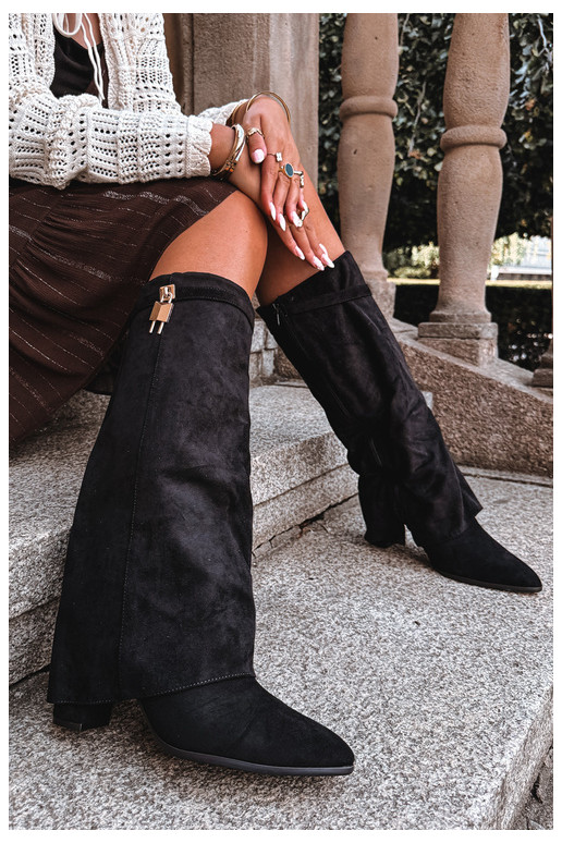 Botas longas aquecidas com saltos e decoração dourada embutida na cor preta Danessa