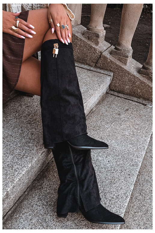 Botas longas aquecidas com saltos e decoração dourada embutida na cor preta Danessa