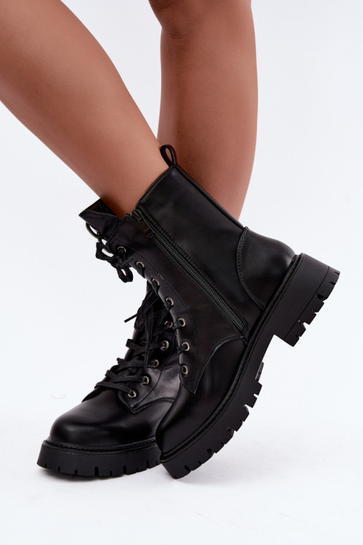 Botins femininos aquecidos com ornamentos na língua na cor preta Falira