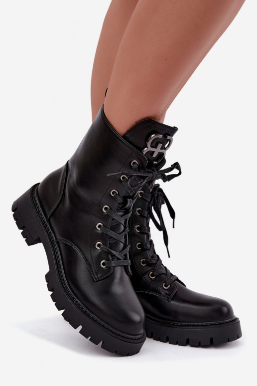 Botins femininos aquecidos com ornamentos na língua na cor preta Falira