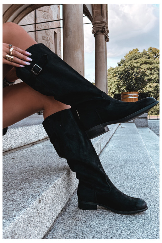 Botas longas femininas com saltos largos e fivelas na cor preta Farela