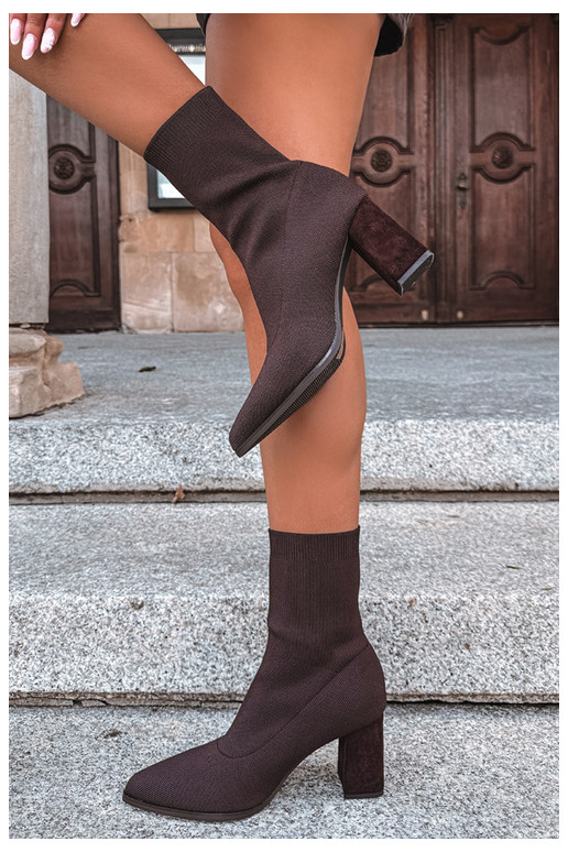 Botins femininos aquecidos modelo slip-on na cor marrom Tai turiressa
