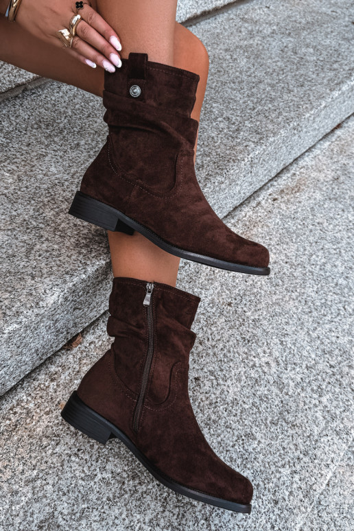 Botins isolados com babados e saltos largos S.Barski HY62-8102 na cor chocolate