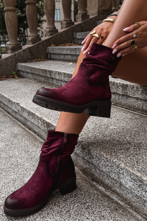 Botins femininos isolados com babados Klocke S.Barski HY62-8100 na cor bordô