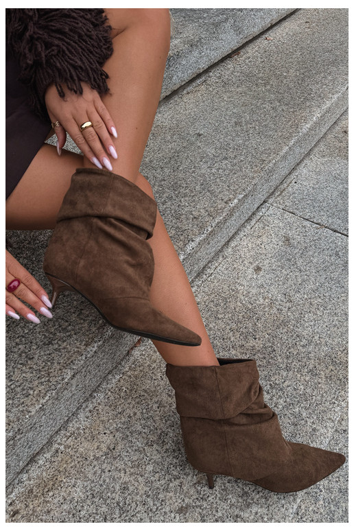 Botins chaki slip-on com salto Loralia