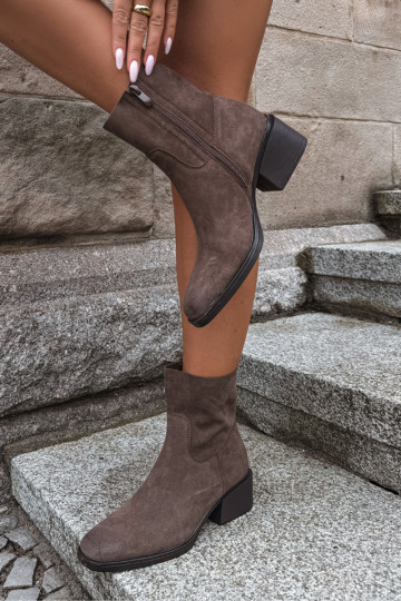 Botins femininos em camurça marrom Iveris 2