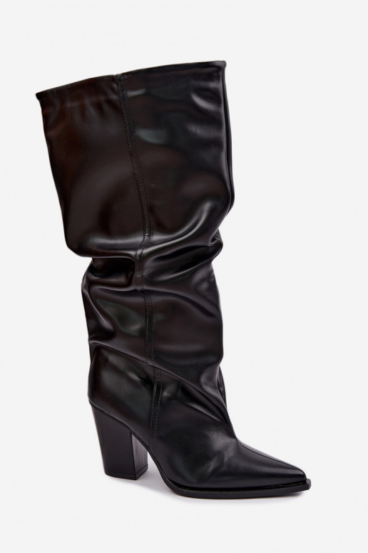 Botas altas slip-on com saltos e babados em couro sintético preto Jensy