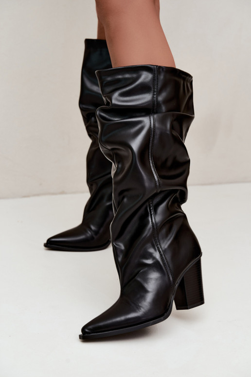 Botas altas slip-on com saltos e babados em couro sintético preto Jensy