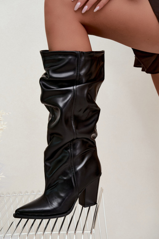 Botas altas slip-on com saltos e babados em couro sintético preto Jensy