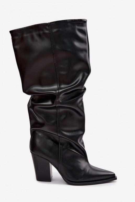 Botas altas slip-on com saltos e babados em couro sintético preto Jensy