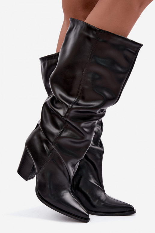 Botas altas slip-on com saltos e babados em couro sintético preto Jensy