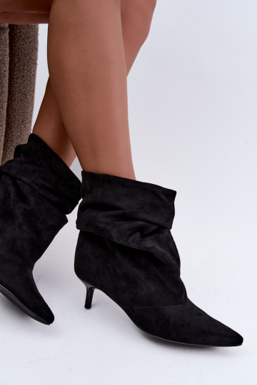 Um modelo atraente Botas Typu Slouchy com salto cor preta Loralia
