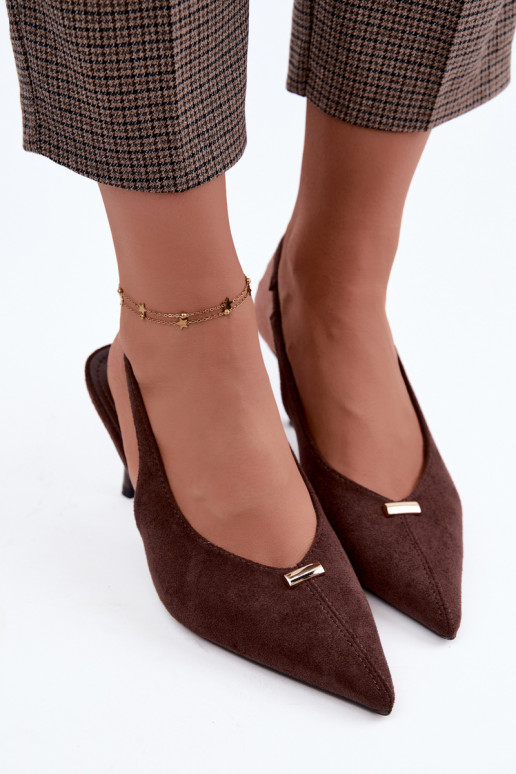 Sapatos de calcanhar aberto com detalhes dourados e saltos finos em cor de chocolate Renisa
