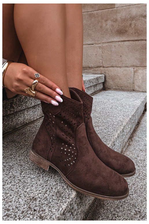 Botins recortados com saltos largos Amisna na cor chocolate