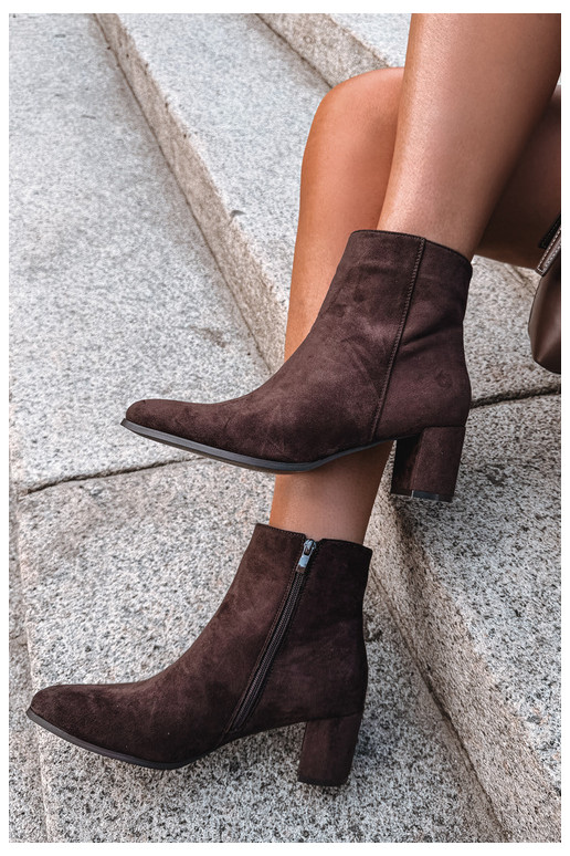 Botins isolados femininos com saltos Brella na cor chocolate