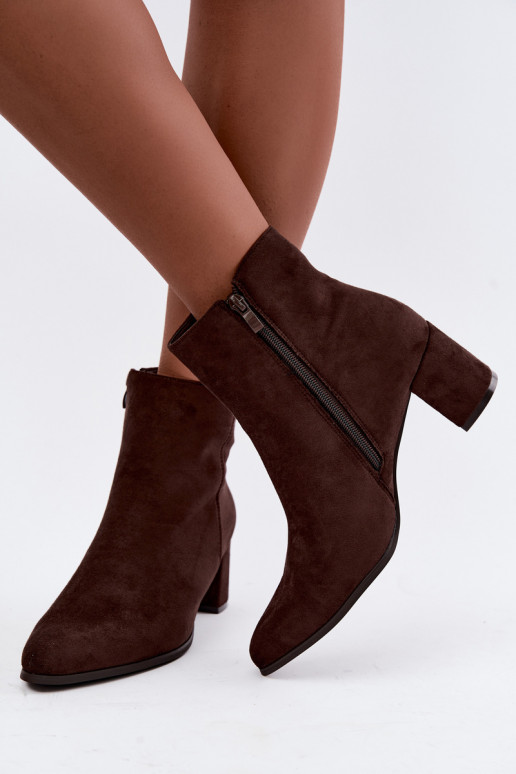 Botins isolados femininos com saltos Brella na cor chocolate