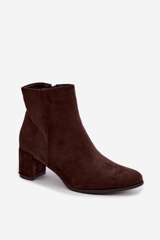 Botins isolados femininos com saltos Brella na cor chocolate