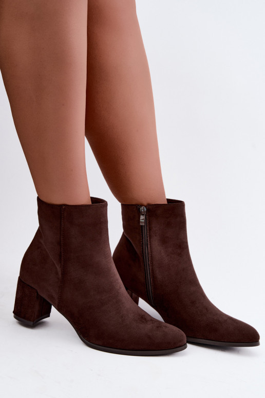 Botins isolados femininos com saltos Brella na cor chocolate