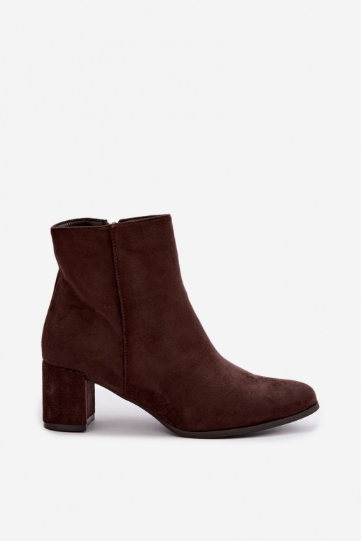 Botins isolados femininos com saltos Brella na cor chocolate