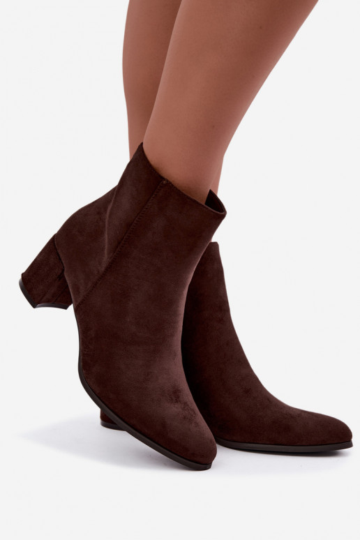 Botins isolados femininos com saltos Brella na cor chocolate