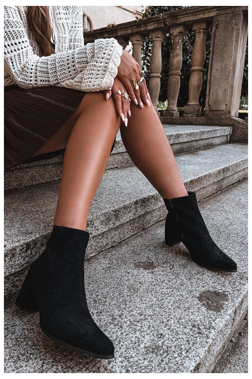 Botins isolados femininos com saltos Brella na cor preta