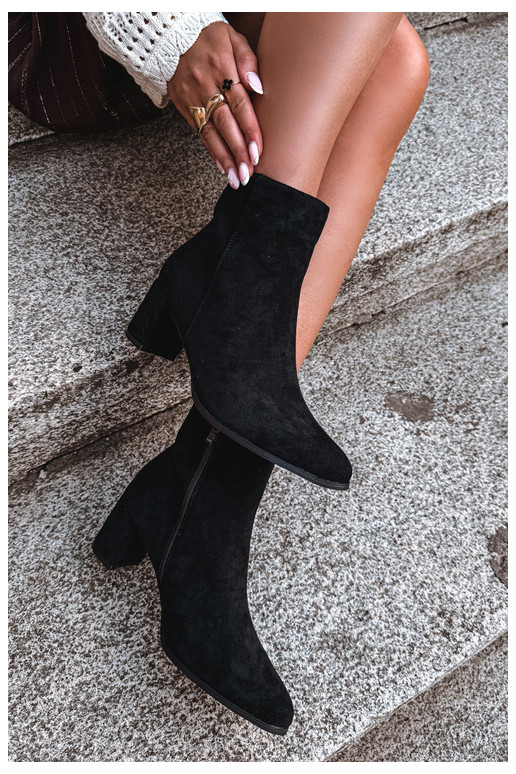 Botins isolados femininos com saltos Brella na cor preta