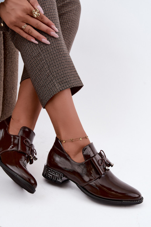 Sapatos envernizados de salto baixo com laços em cor de chocolate Zazoo 1399
