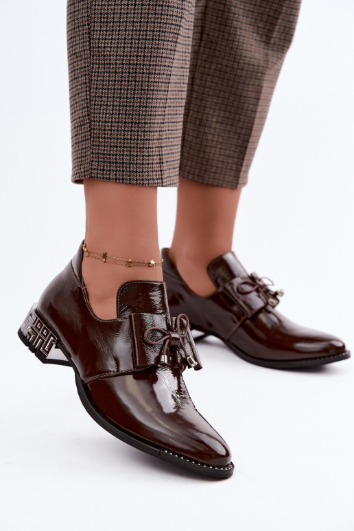 Sapatos envernizados de salto baixo com laços em cor de chocolate Zazoo 1399