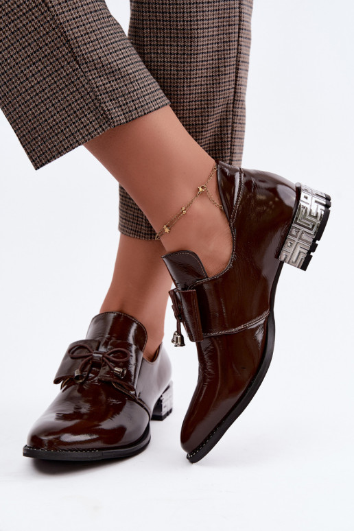 Sapatos envernizados de salto baixo com laços em cor de chocolate Zazoo 1399