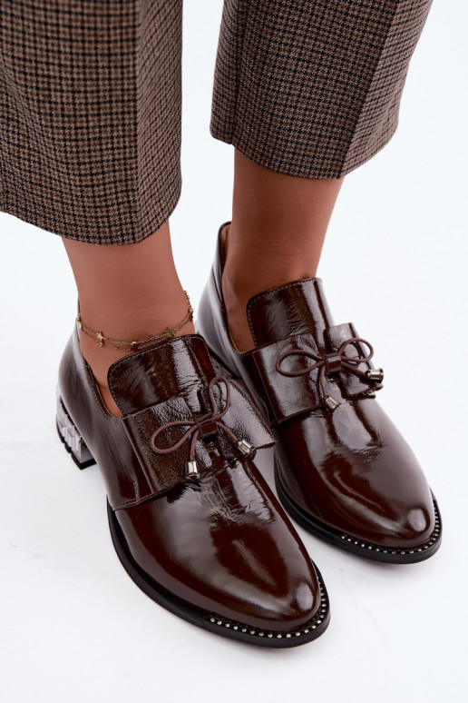 Sapatos envernizados de salto baixo com laços em cor de chocolate Zazoo 1399