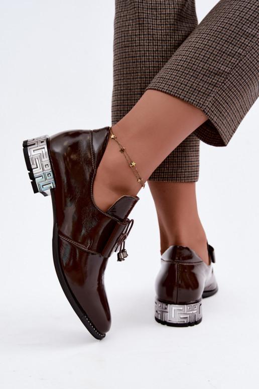 Sapatos envernizados de salto baixo com laços em cor de chocolate Zazoo 1399
