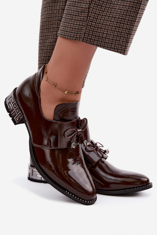 Sapatos envernizados de salto baixo com laços em cor de chocolate Zazoo 1399