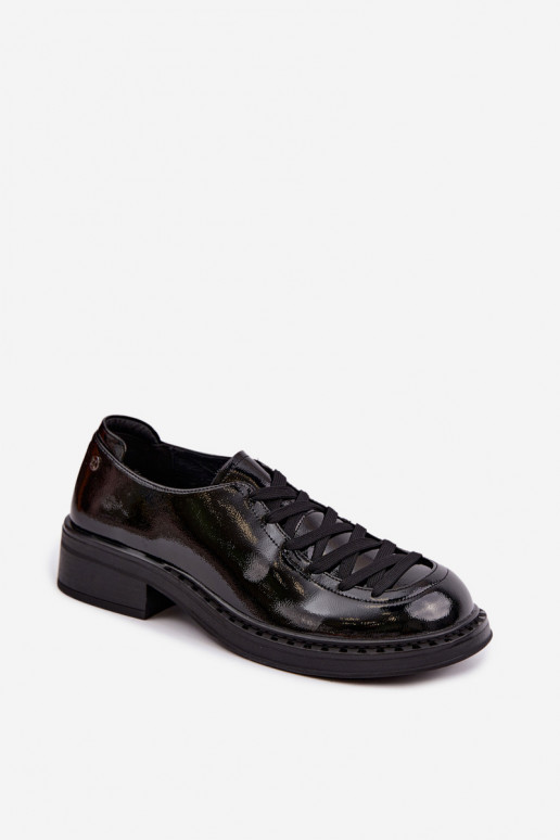 Mocassins de couro envernizado com atacadores pretos