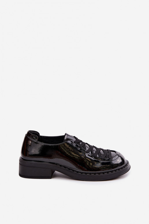 Mocassins de couro envernizado com atacadores pretos