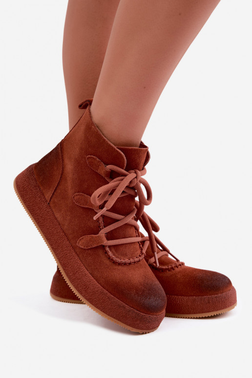 Botins isolados em camurça sintética Artiker na cor ruiva