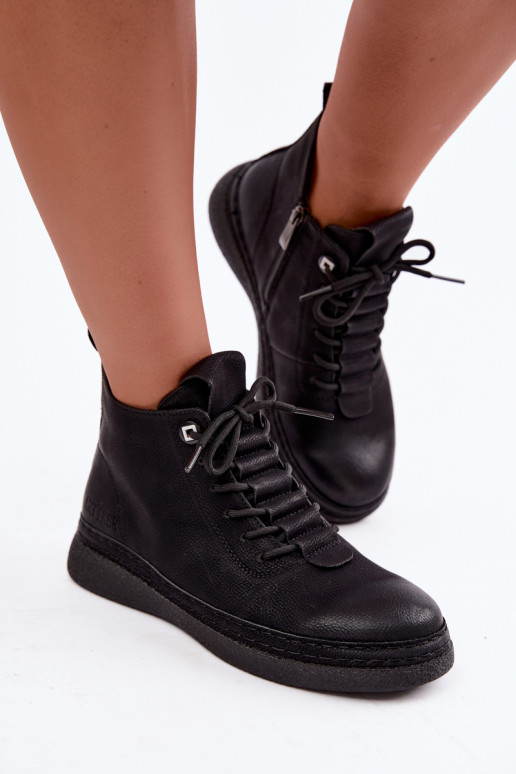 Botins isolados em couro sintético Artiker na cor preta