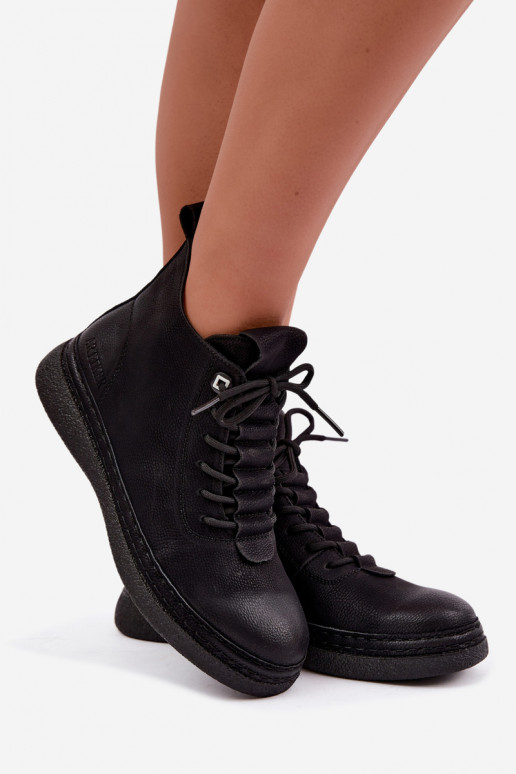 Botins isolados em couro sintético Artiker na cor preta